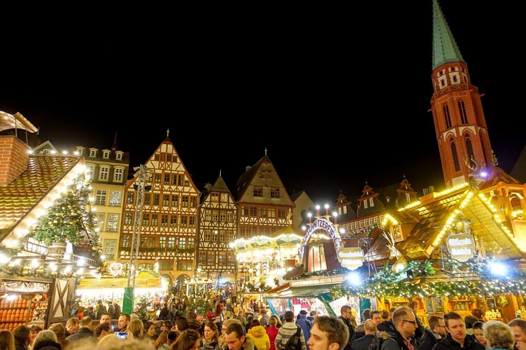 Weihnachtsmarkt auf dem Frankfurter Römerberg am Abend