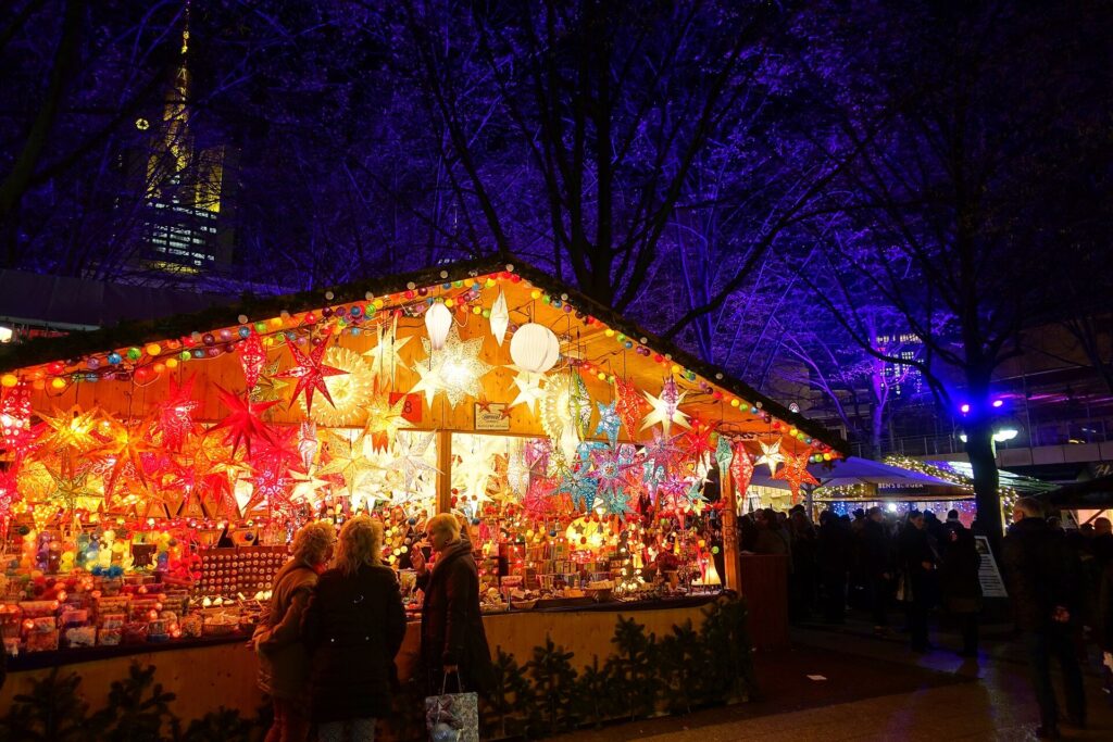 Stand mit leuchtenden Weihnachtssternen