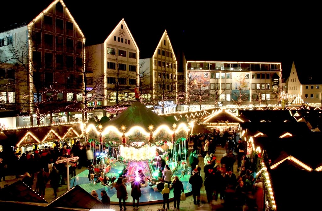 Weihnachtsmarkt mit Karussell bei Nacht von oben