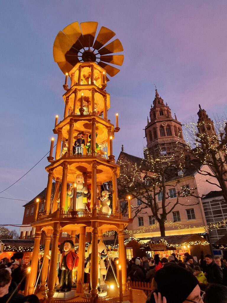 Weihnachtspyramide vor dem Mainzer Dom