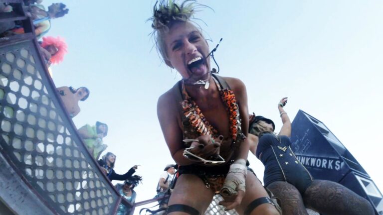 Wenn der Multicopter „zufällig“ in eine Burning Man Party abstürzt