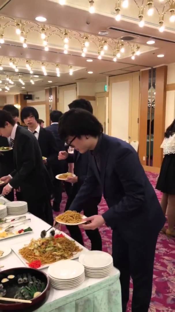 Wenn man mal großen Hunger hat [Asiate am Buffet]