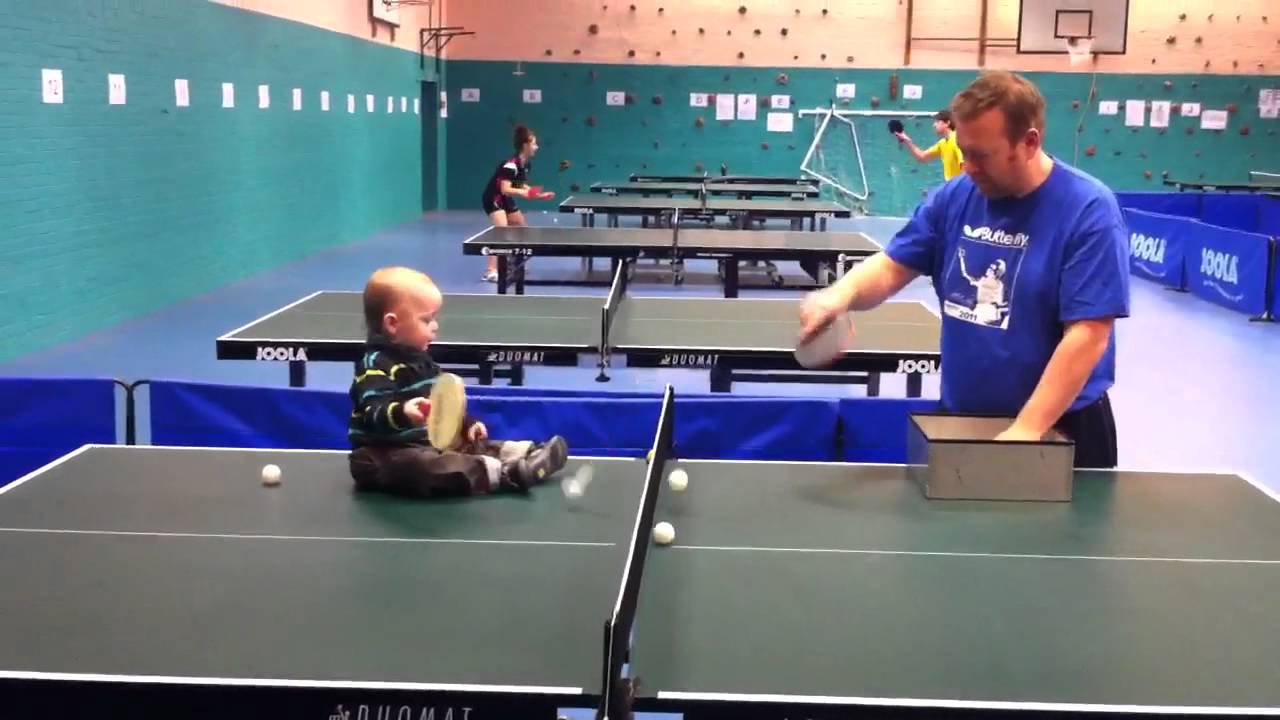 Witziges Baby-Video: Baby spielt Tischtennis