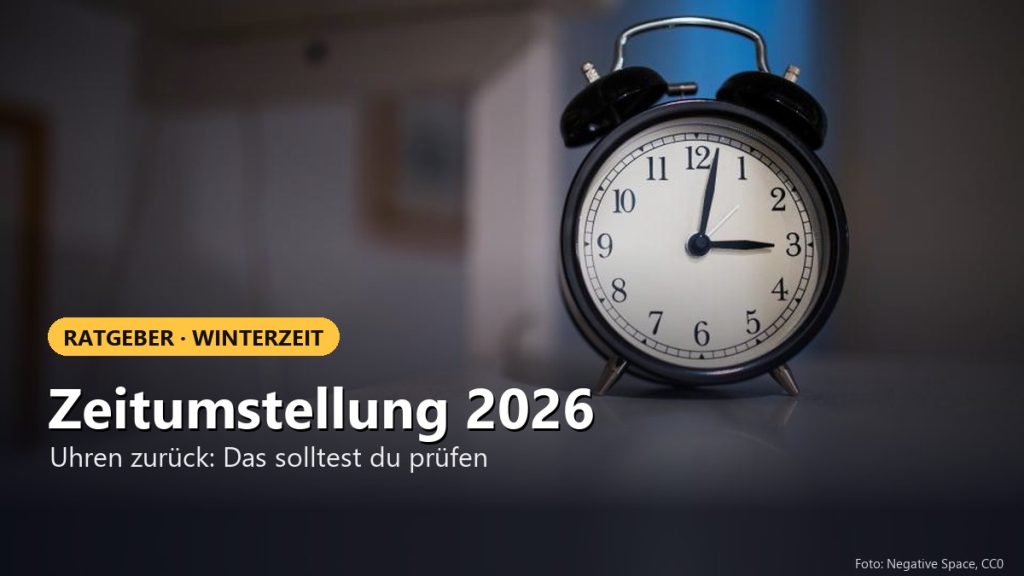 Schwarzer Wecker mit Zeigern auf 3 Uhr
