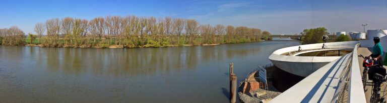 Panorama – Die Ölhafenbrücke bei Raunheim